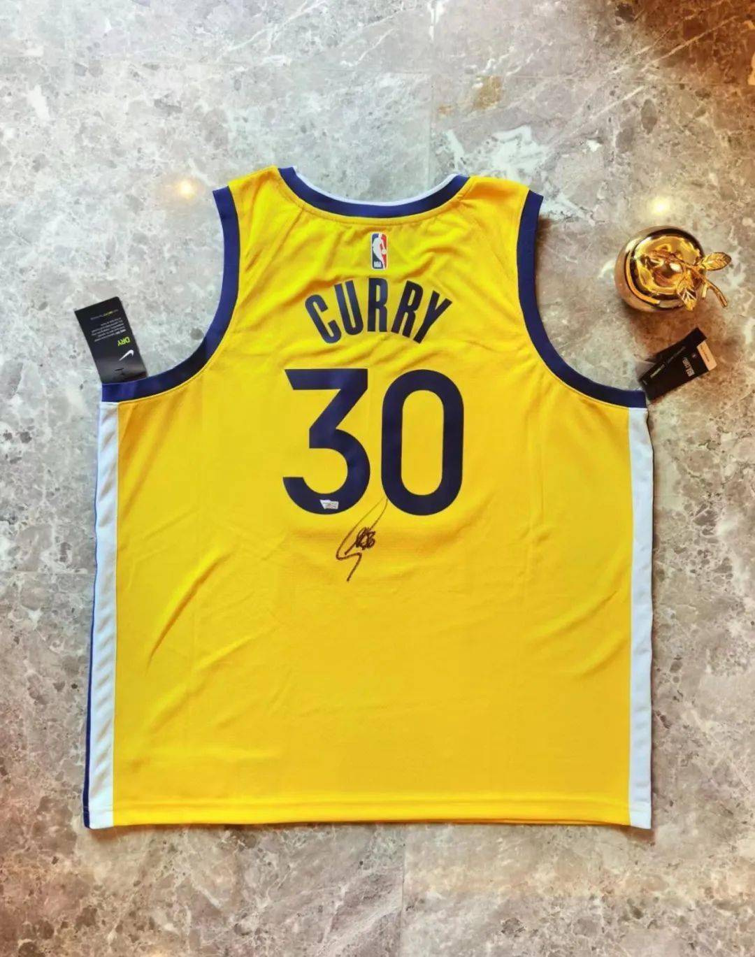 Curry signed the jersey (market price of Curry signed the jersey)